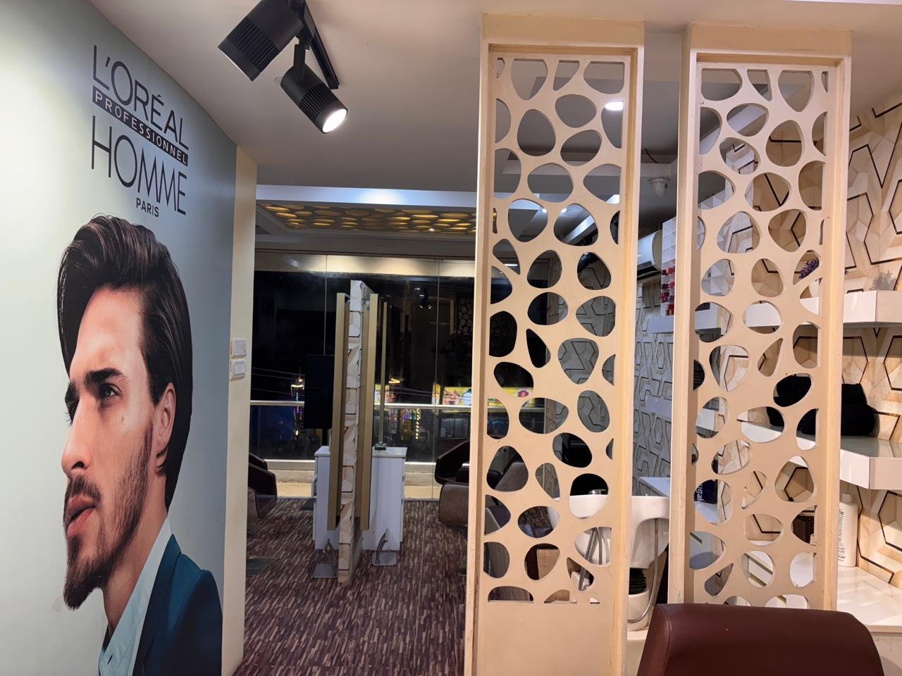 The grooming area at GLAM with a decorative partition